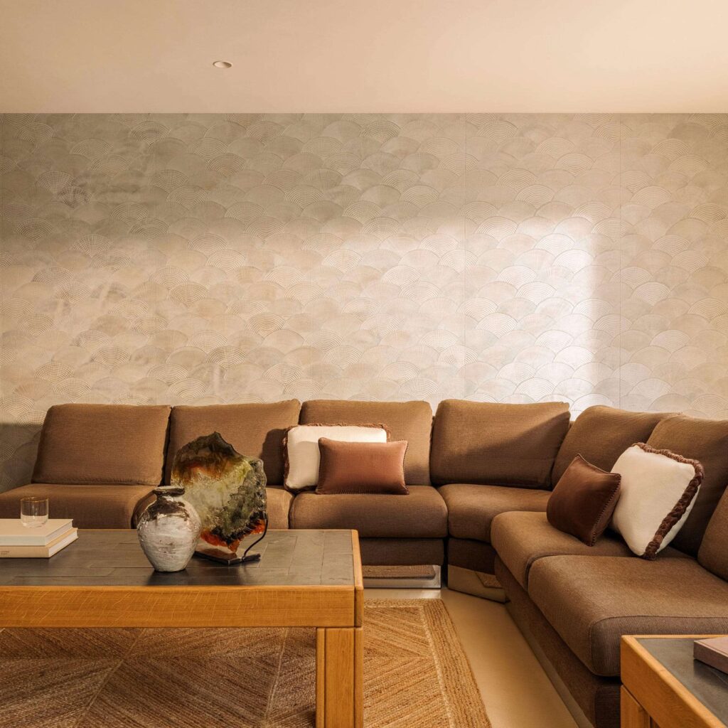 Woonkamer met Behang met schelpmotief van Elitis Ecume Calyptra in parelmoer beige