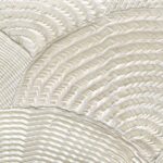 Detail van Behang met schelpmotief van Elitis Ecume Calyptra in parelmoer beige