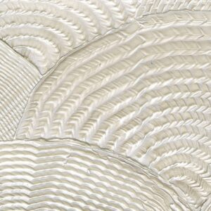 Detail van Behang met schelpmotief van Elitis Ecume Calyptra in parelmoer beige