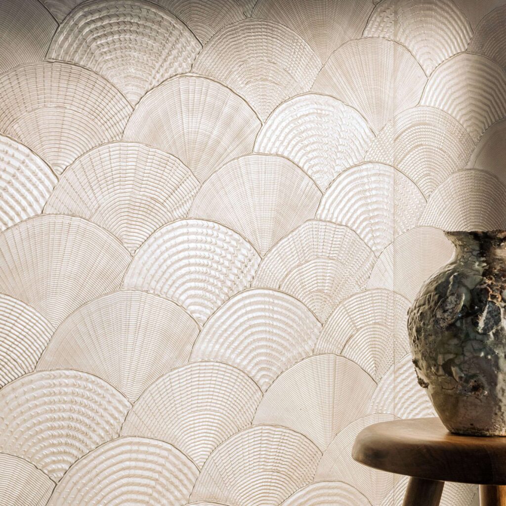 Behang met schelpmotief van Elitis Ecume Calyptra in parelmoer beige