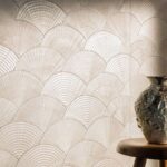 Behang met schelpmotief van Elitis Ecume Calyptra in parelmoer beige