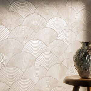 Behang met schelpmotief van Elitis Ecume Calyptra in parelmoer beige