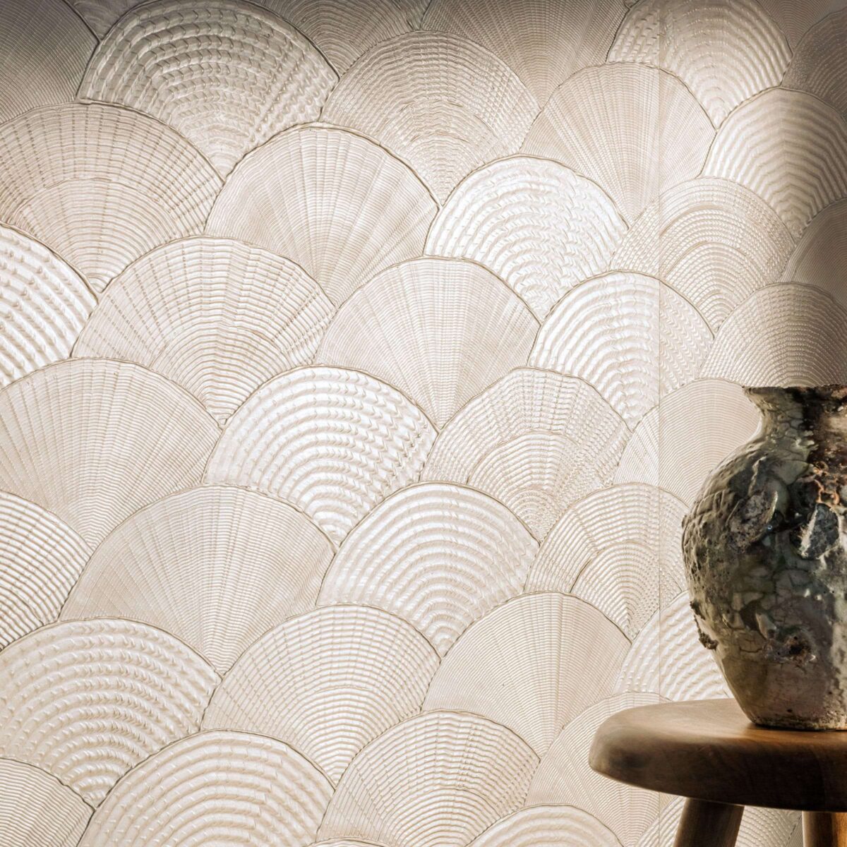 Behang met schelpmotief van Elitis Ecume Calyptra in parelmoer beige