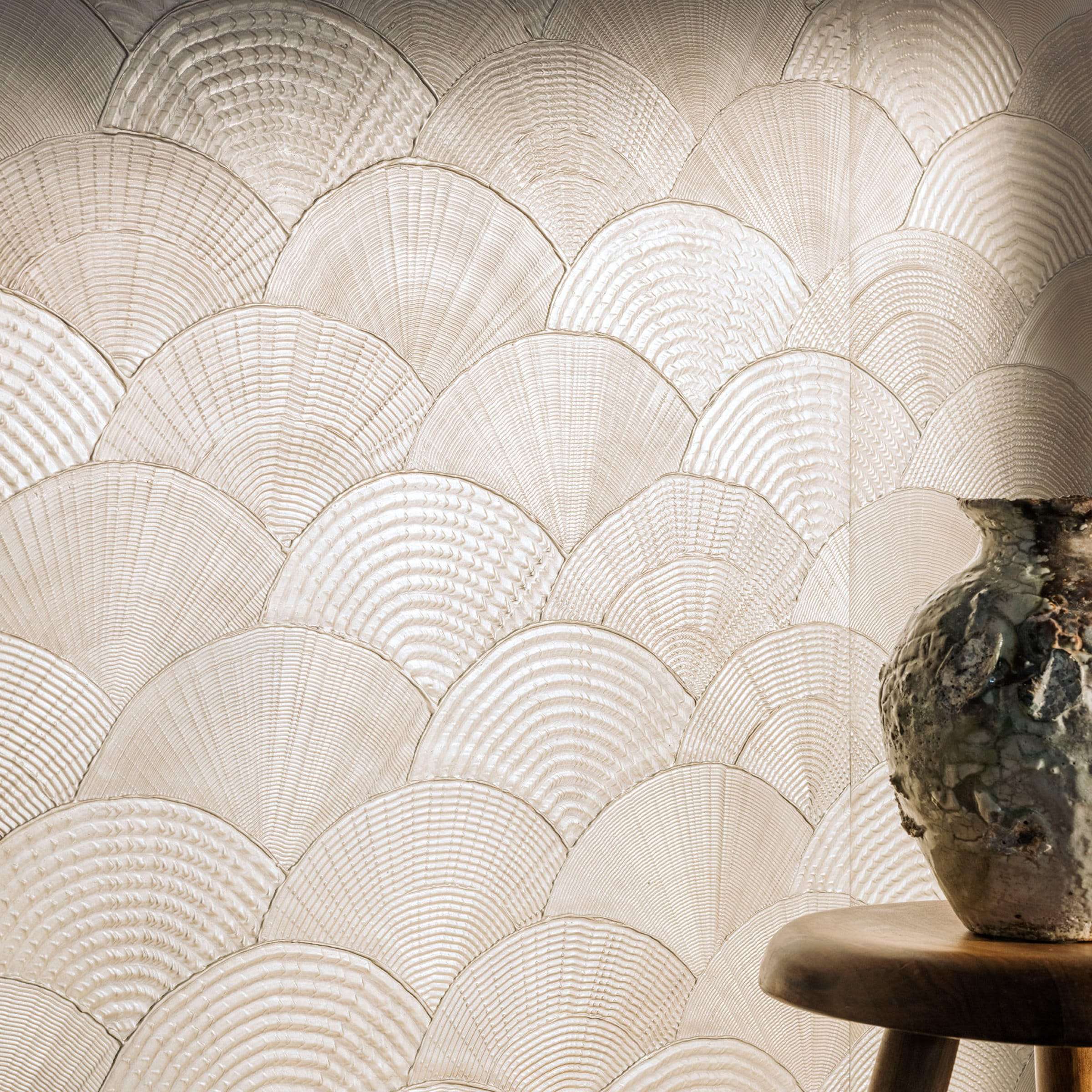 Behang met schelpmotief van Elitis Ecume Calyptra in parelmoer beige