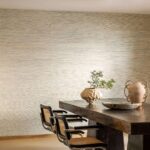 Eetkamer met het Abaca behang van Elitis: Ecume Filigrane RM 1117-01 in beige met een fijn ribbeltje