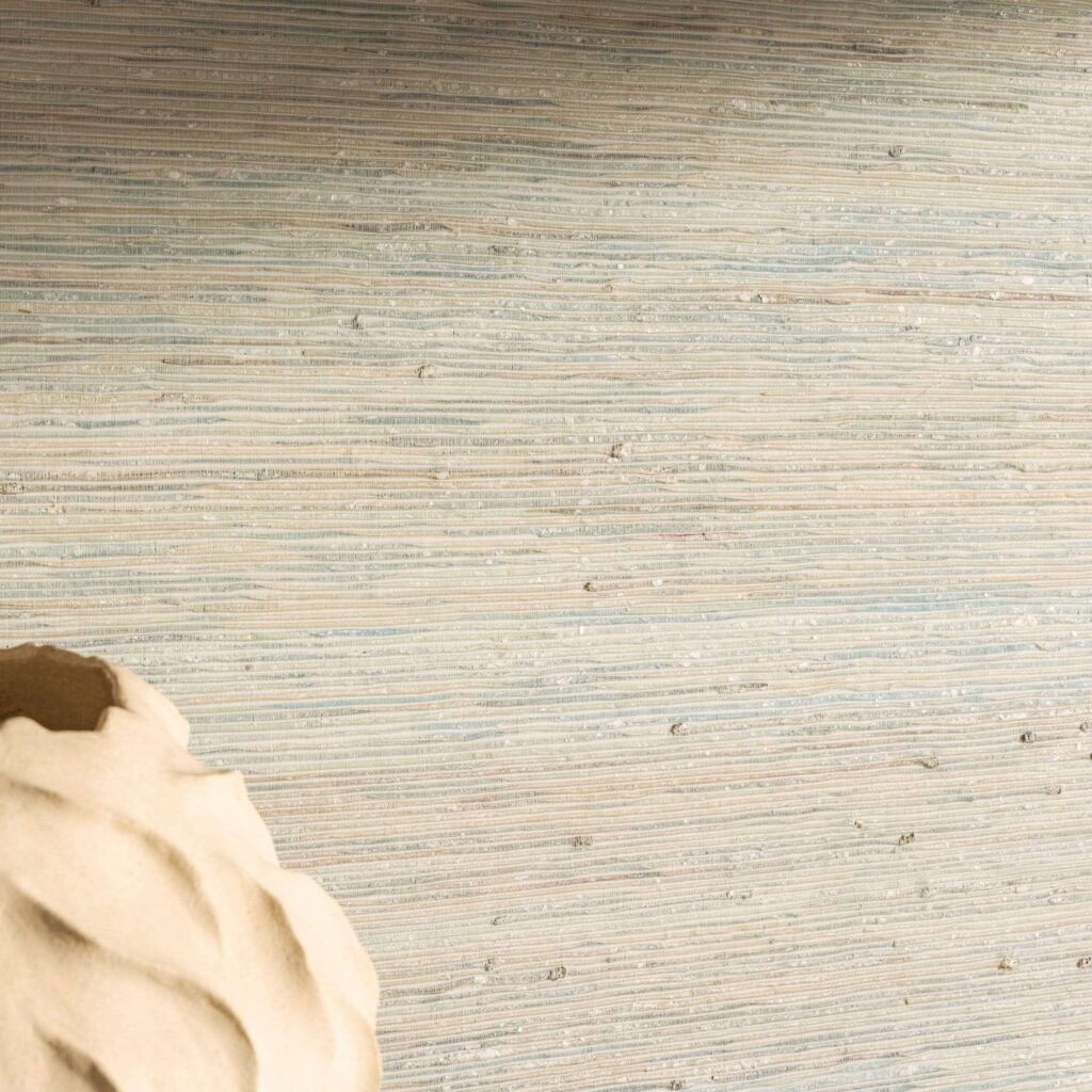 muur met het Abaca behang van Elitis: Ecume Filigrane RM 1117-40in beige met een fijn ribbeltje