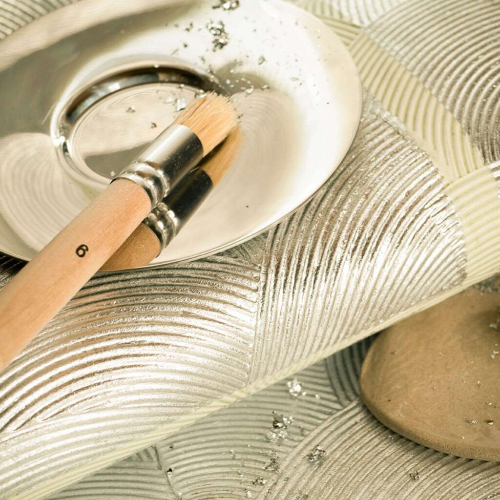 Behang met schelpmotief en blokpatroon van Elitis Ecume Mille et une nuit in parelmoer beige