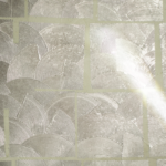 Behang met schelpmotief en blokpatroon van Elitis Ecume Mille et une nuit in parelmoer beige