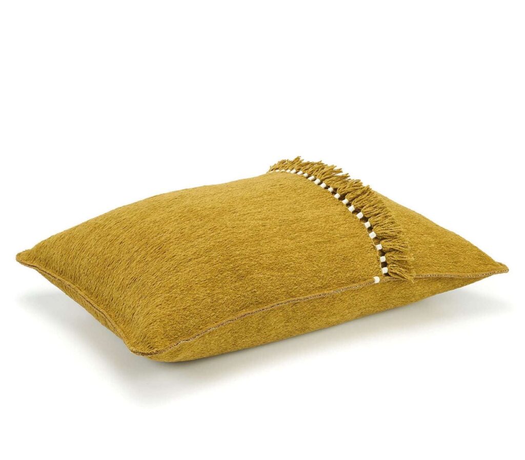 Zijkant van geel sierkussen Elitis happy-co-270-22-02 met passement