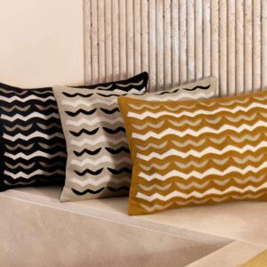 Geel, zwart en Creme kleurig Elitis kitsune-co-276-17-04 sierkussen met zigzag patroon