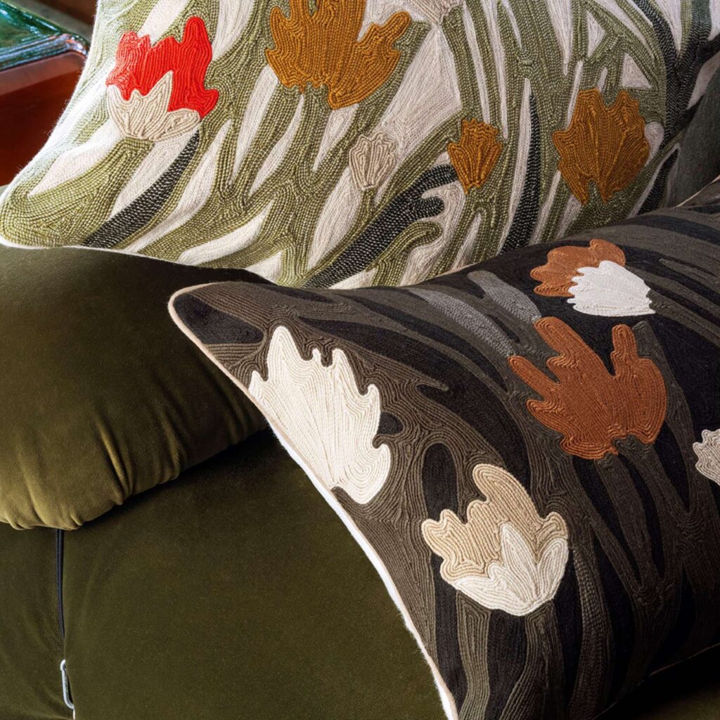 stapel van gebloemde kussens Elitis kumori-co-274-80-02 in zwart en meerkleurig