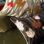 stapel van gebloemde kussens Elitis kumori-co-274-80-02 in zwart en meerkleurig