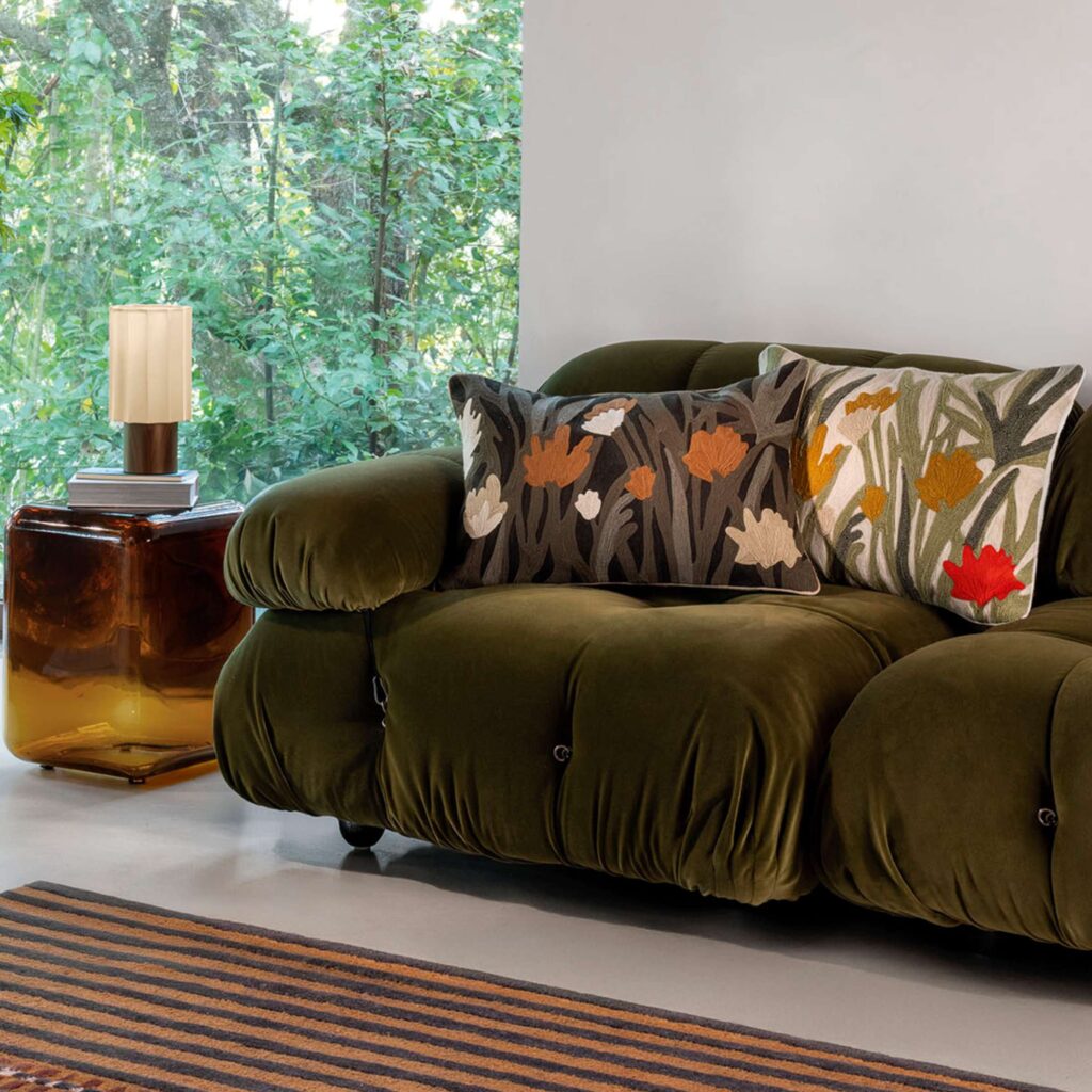 Interieur met gebloemde kussens Elitis kumori-co-274-80-02 in zwart en meerkleurig