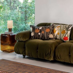 Interieur met gebloemde kussens Elitis kumori-co-274-80-02 in zwart en meerkleurig