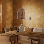 eetkamer met op de muur behang van Elitis Calero VP 1028 behang in goud kleur