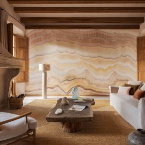 Woonkamer met Panorama behang Elitis Lanzarote Monumenta VP 1034-01 van gekleurd gesteente