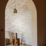 Muur met het behang Elitis Lanzarote Scorza in grijs en goud