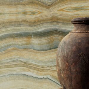 Elitis Terres emmêlées panorama behang van een gesteente in goud en groen