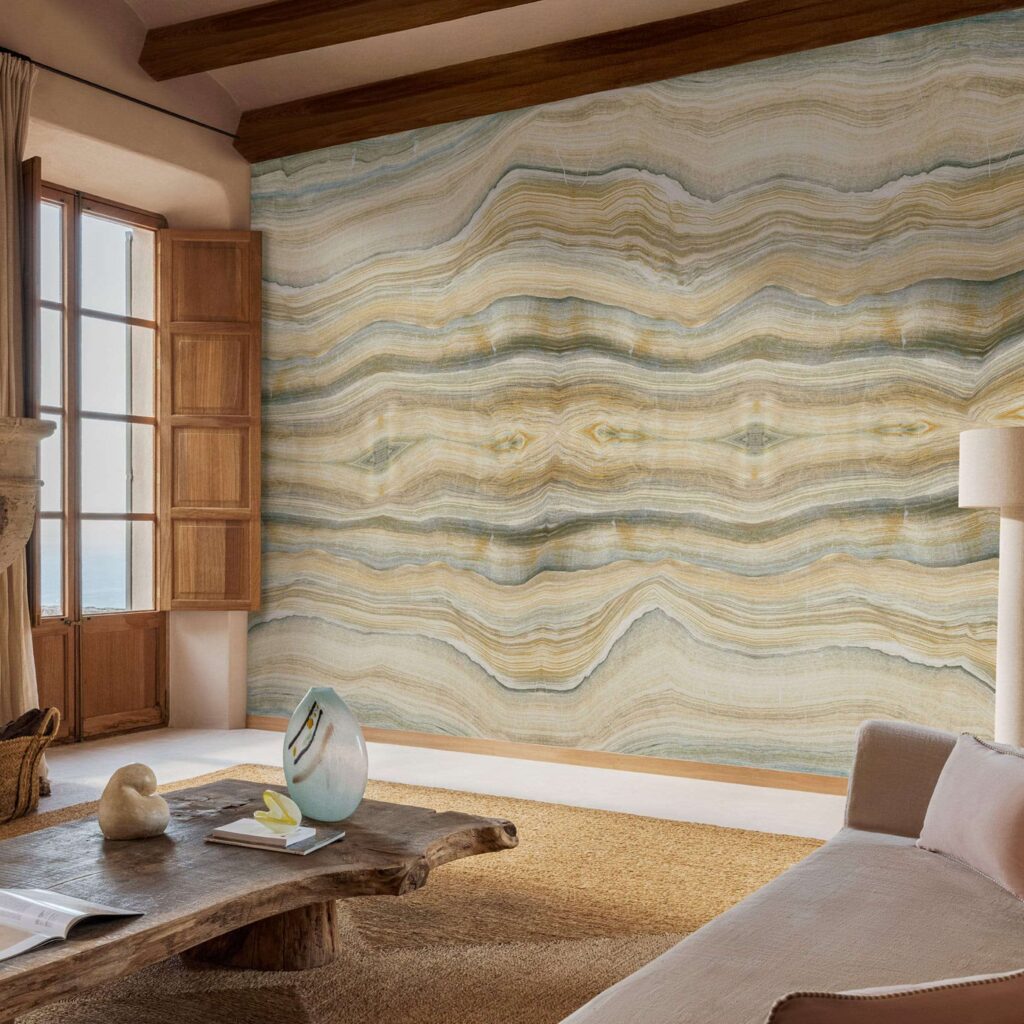 woonkamer met Elitis Terres emmêlées panorama behang van een gesteente in goud en groen