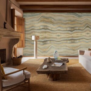 woonkamer met Elitis Terres emmêlées panorama behang van een gesteente in goud en groen