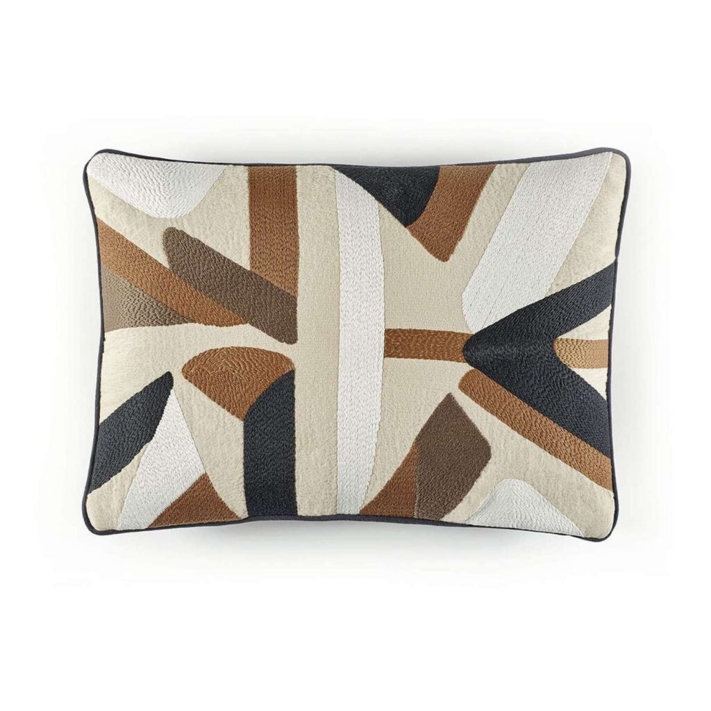 Kussenhoes met geborduurde lijnen in bruin Elitis morning-co-272-17-02