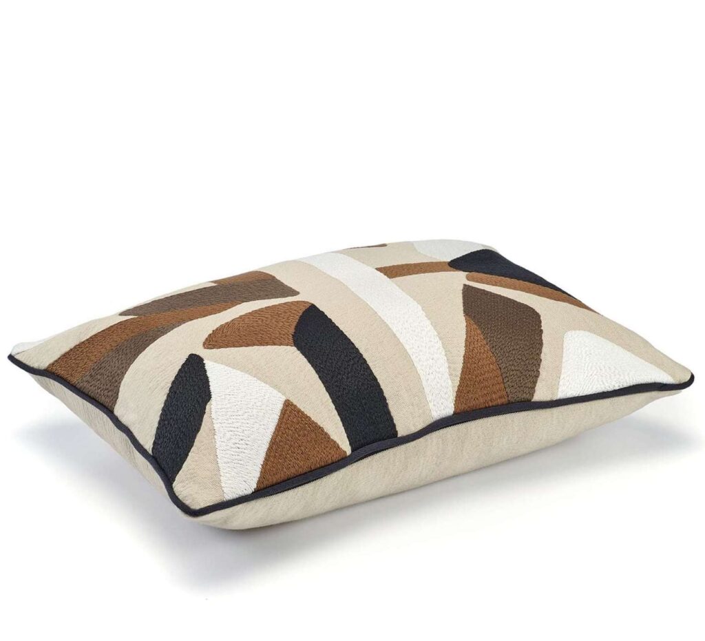 Zijkant kussenhoes met geborduurde lijnen in bruin Elitis morning-co-272-17-02