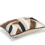 Zijkant kussenhoes met geborduurde lijnen in bruin Elitis morning-co-272-17-02