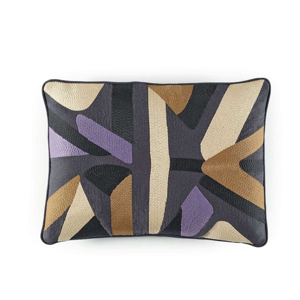 Kussenhoes met geborduurde lijnen in paars Elitis morning-co-272-41-02