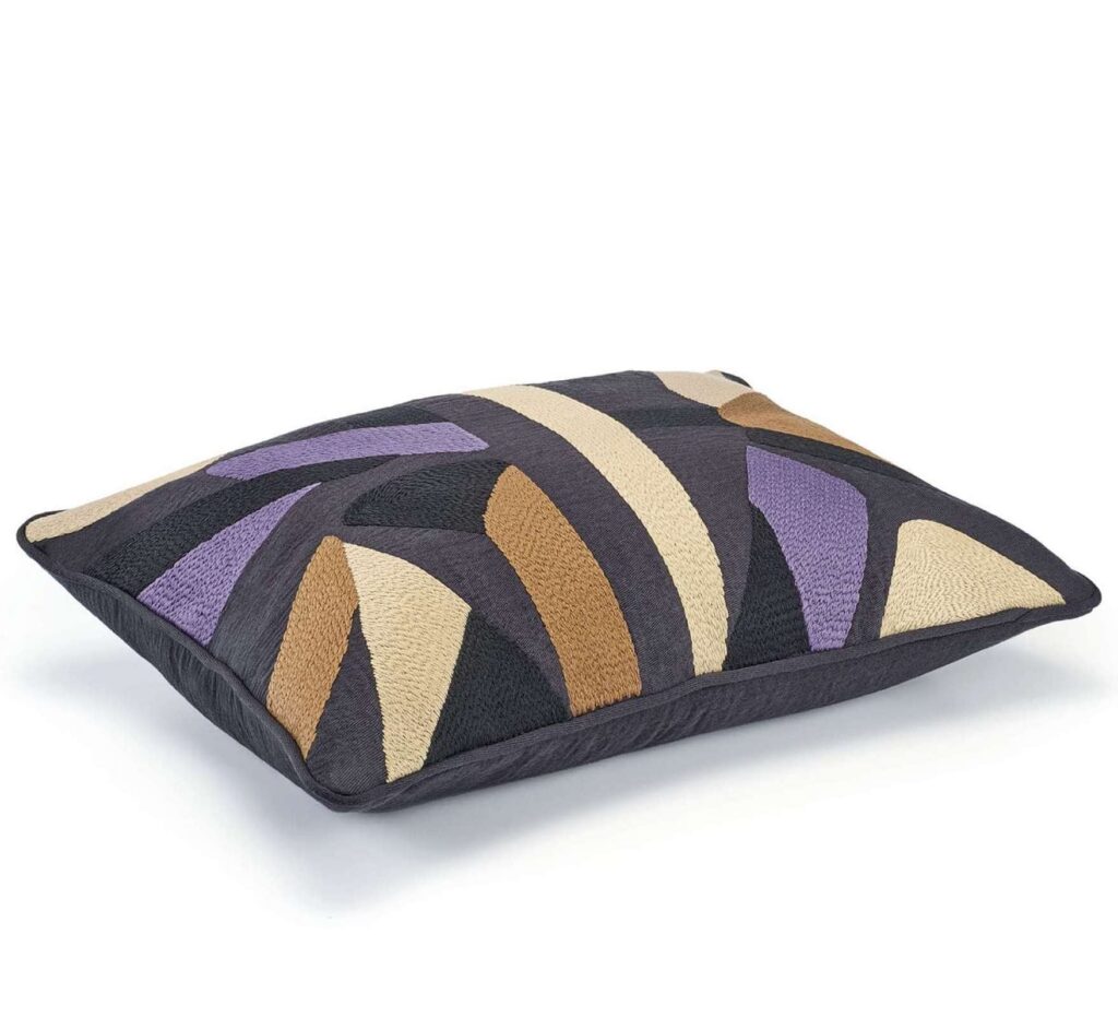 Zijkant Kussenhoes met geborduurde lijnen in paars Elitis morning-co-272-41-02