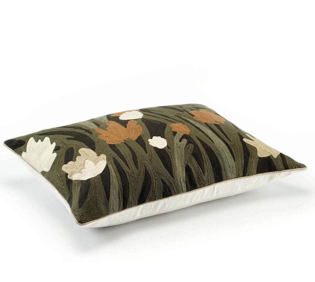 Zijkant van het gebloemd ekussen Elitis kumori-co-274-80-02 inzwart