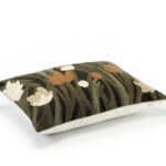 Zijkant van het gebloemd ekussen Elitis kumori-co-274-80-02 inzwart