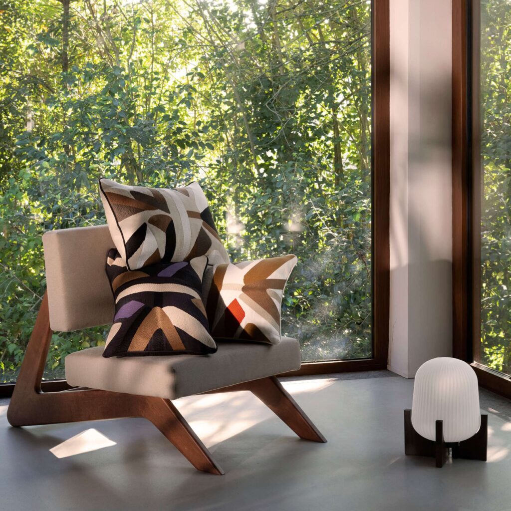 Interieurweergave van Elitis morning-co-272-17-02 sierkussens in 3 kleuren