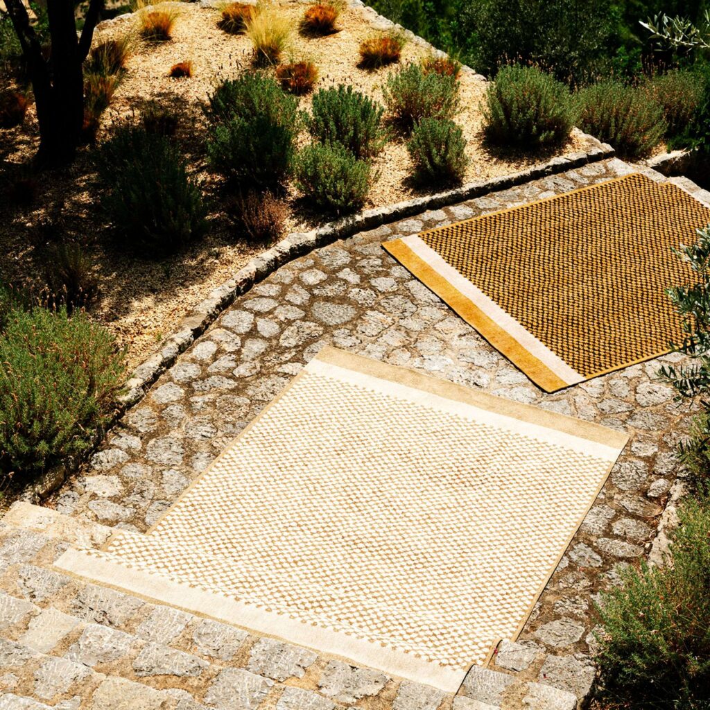 Tuin met vloerkleden Wallis Ambre van Elitis TA 139-25-02 en Wallis Sable TA 139-03-02