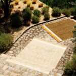 Tuin met vloerkleden Wallis Ambre van Elitis TA 139-25-02 en Wallis Sable TA 139-03-02