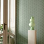 Arte Essentials Luxor Benoe behang in kleur Sage (19450) - Interieur impressie