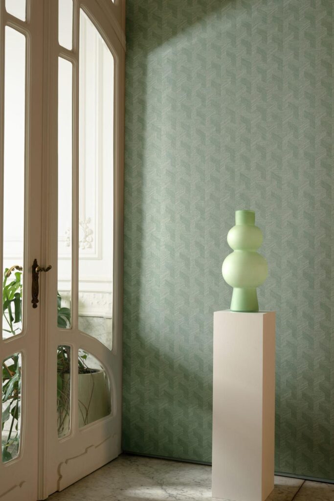 Arte Essentials Luxor Benoe behang in kleur Sage (19450) - Interieur impressie