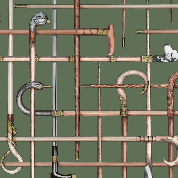 Illustratie van het Fornasetti-behang Bastoni geinspireerd op een sjaalprint met wandestokken in groen