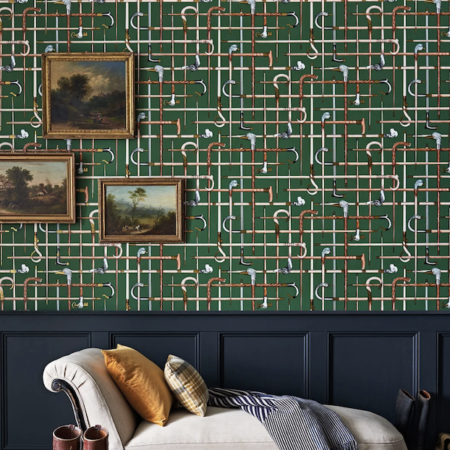 Sfeerafbeelding van het Fornasetti-behang Bastoni geinspireerd op een sjaalprint met wandestokken in groen