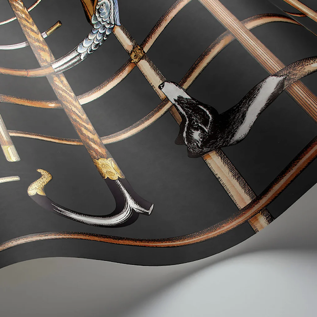 Detail van een Illustratie van het Fornasetti-behang Bastoni geinspireerd op een sjaalprint met wandestokken in groen