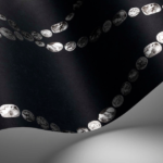 detail van een Illustratie van Fornasetti-behang Cammei een wieberpatroon en klassieke munten in zwart/zilver