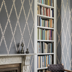 bibliotheek met het Fornasetti-behang Cammei een wieberpatroon en klassieke munten in zwart/wit