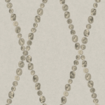 Illustratie van Fornasetti-behang Cammei een wieberpatroon en klassieke munten in beige goud