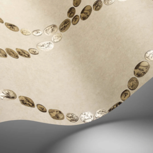 detail van een Illustratie van Fornasetti-behang Cammei een wieberpatroon en klassieke munten in beige goud
