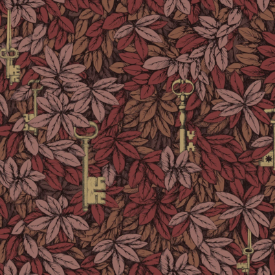 Donker rood Fornasetti-behang met bladeren, en verborgen sleutels tussen het gebladerte.