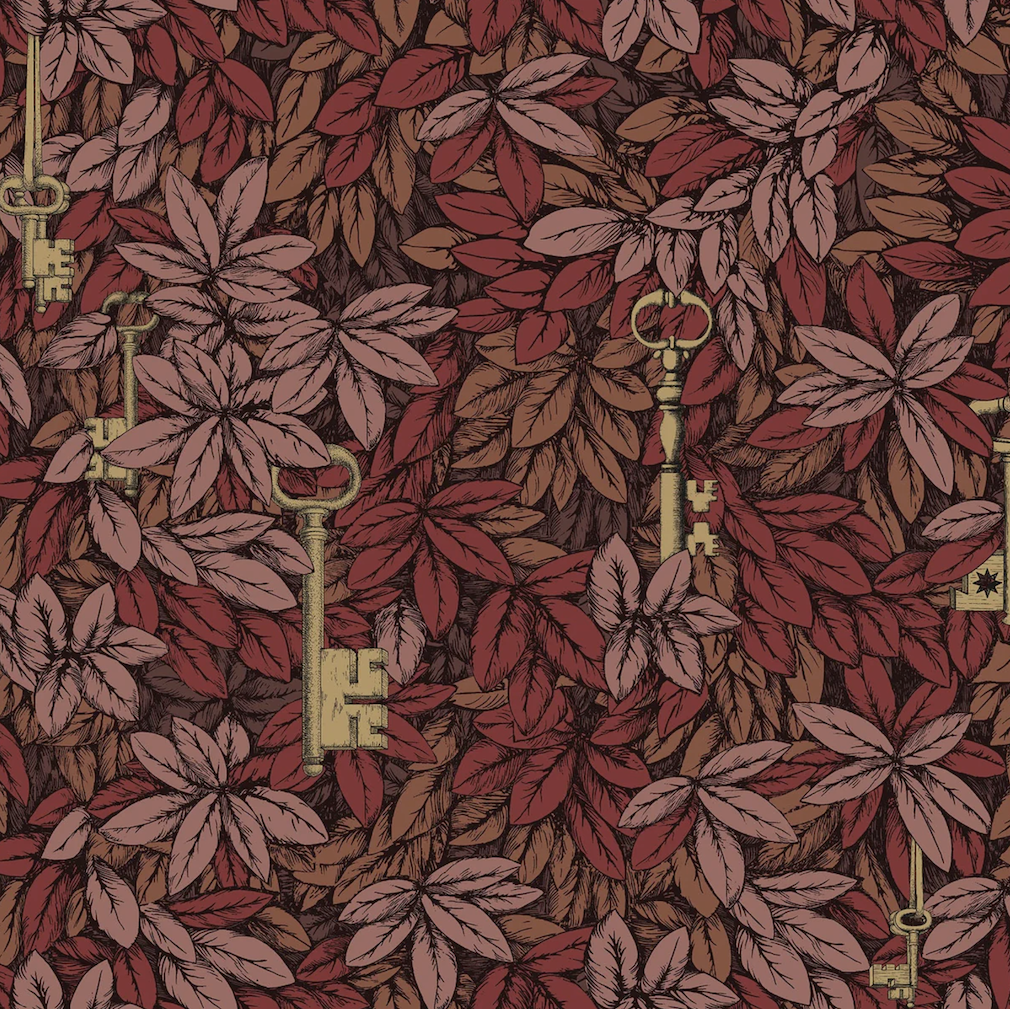 Donker rood Fornasetti-behang met bladeren, en verborgen sleutels tussen het gebladerte.