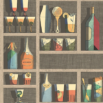 Illustratie van het Fornasetti-behang Cocktails met een kast vol kleurrijke flessen en bekers.