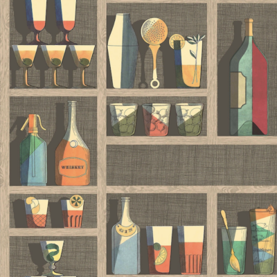 Illustratie van het Fornasetti-behang Cocktails met een kast vol kleurrijke flessen en bekers.