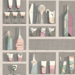 Illustratie van het Fornasetti-behang Cocktails met een kast vol flessen en bekers in pastel kleuren