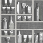 Illustratie van het Fornasetti-behang Cocktails met een kast vol flessen en bekers in grijstinten