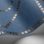 Illustratie van Fornasetti-behang Conchiglie een geometrisch patroon met schelp details in blauw en goud